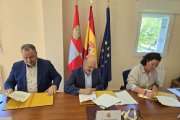 Eduardo Morán, de la Mancomunidad del Agua del Bierzo, José Antonio Quiroga, presidente de la CHMS, y la alcaldesa de Cacabelos, Irene González