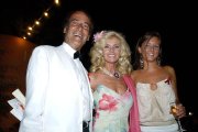 Imagen de archivo de Gunilla Bismark con Luis Ortiz y su sobrina en una gala benéfica de la Asociación de la Lucha contra el SIDA que se celebró en el Hotel Marbella Club en Marbella (Málaga). EFE/AL .