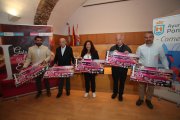 Entrega de cheques benéficos de la Gala del Comercio de Ponferrada a Cáritas, Hogar del Transeúnte y el Banco de Alimentos.