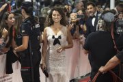 Los actores Penélope Cruz y Javier Bardem, posan en la alfombra roja de la gala de inauguración de la 72 edición del Festival Internacional de Cine de San Sebastián