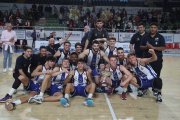 El Clínica Ponferrada SDP con el trofeo de campeón de la Copa Castilla y León.