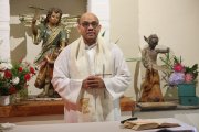 El sacerdote, este domingo oficiando la misa en la ermita de Parajís (Balboa), con el Ángel Custodio a la izquierda y el demonio a la derecha.