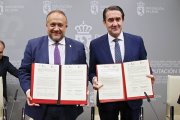 El consejero de Medio Ambiente, Vivienda y Ordenación del Territorio, Juan Carlos Suárez-Quiñones, y el presidente de la Diputación de León, Gerardo Álvarez, firman un protocolo para el desarrollo de infraestructuras singulares en el ámbito de la Red Natura 2000.