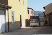 Autobús urbano circulando este martes por el estrechón del Hospital de la Reina, en el barrio de San Andrés de Ponferrada.