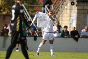 Rodri Suárez muestra la camiseta con 'Fuerza Valencia' tras anotar el gol del empate ante el Amorebieta.