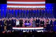 El candidato republicano a la Presidencia estadounidense, Donald Trump, se dirige a sus seguidores en el Centro de Convenciones de West Palm Beach, en Florida, el 6 de noviembre de 2024. EFE/EPA/CRISTOBAL HERRERA-ULASHKEVICH