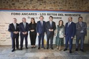 Foto de familia de ambas administraciones y de los medios de comunicación organizadores, así como el Banco Sabadell.