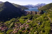 Los Barrios de Luna y el embalse a vista de dron.