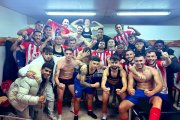 Los jugadores del Atlético Bembibre celebran en el vestuario su triunfo frente al Mojados.