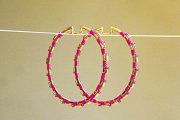 Pendientes con aro 4,5 cm de diámetro hechos en plata y baño de oro de 5 micras y fornituras tubulares de plata y cristal japonés Miyuky. Detalle en macramé con hilo ultraresistente. Makrama. 65 euros.
