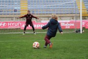 Un niño lanza un penalti a Bañuz durante el entrenamiento de este viernes en el Reino.
