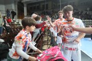 Carlos Álvarez firma un autógrafo a un aficionado del Ademar tras ganar a Puente Genil.