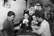 Partida de cartas en el bar Evaristo.