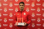 Manu Justo recibe el premio de Jugador Cinco Estrellas del pasado mes de febrero.