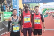 Raphael Lekakeni, en el centro de la imagen, se impuso en la Media Maratón masculina.