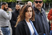 La actriz sevillana María León a su llegada este viernes a los Juzgados de Sevilla, donde se enfrenta a un juicio en el que la Fiscalía le pide 21 meses de prisión por los delitos de atentado y lesiones por el altercado que protagonizó, junto a tres personas más, con una patrulla de la Policía Local de Sevilla el 1 de octubre de 2022. EFE/ Julio Muñoz