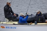 El rey Juan Carlos a bordo del Bribon junto a sus amigos Pedro Campos (d) y Lou (i), este viernes en Sanxenxo (Pontevedra). El vigente campeón de la Liga Española de 6 metros, y el Titia, primer líder de la edición de este año, retoman este fin de semana en aguas de la ría de Pontevedra su pulso en la segunda serie del calendario 2025. EFE/ Lavandeira jr