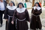 Las exreligiosas del convento de las Clarisas de Belorado, Laura García de Viedma (c) y Susana Mateo (d), María Paz (i), declaran en el juzgado de Primera Instancia e Instrucción número 1 de Briviesca. EFE/Santi Otero