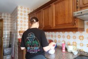 Los jóvenes se responsabilizan de sus tareas. En la foto María se prepara el desayuno.  Los jóvenes tienen su habitación independiente. En la foto, Carla, en su cuarto.