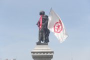 La estatua de Guzmán el bueno se engalana con la bufanda y la bandera de la Cultural