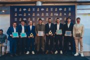 Carlos Álvarez, jugador del Ademar, posa con su título de mejor extremo derecho de la Liga.