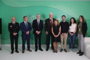 La vicerrectora Pilar Marqués posa con el intendente de la Policía Municipal de Ponferrada, Arturo Pereira (primero izda.) los miembros norteamericanos de la IACP y parte del equipos del campus.
