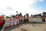 Pancartas en la primera movilización de los trabajadores contra el cierre de la Azucarera.