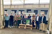 Las autoridades presentes, frente a nuevo automotor.