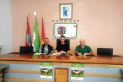 El alcalde de Villablino y miembros de Aseava en la presentación.