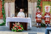 León celebra la tradicional misa de San Juan en la capilla del Cristo de la Victoria.