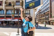 Una persona se prote del sol con la mano en la Plaza de Santo Domingo, ayer.
