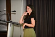 Camino Muñiz-Alique si dirige al auditorio durante su conferencia en León en lengua de signos española.
