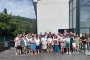 Vecinos de Santa Cruz posan con el alcalde, el pedáneo y la vicepresidenta del Consejo.