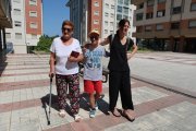José Antonio Núñez, que tiene Síndrome de Down, entre su madre Lucila y su hermana Mari Carmen.