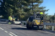 Las máquinas regresaron a la carretera de Caboalles para solucionar desperfectos en el carril-bici.