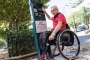 Juan Aguado, uno de los impulsores de la recogida de firmas, este sábado junto a un parquímetro en Papalaguinda.