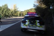 Un coche y agente de la Guardia Civil en las carreteras del Bierzo