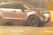 El Range Rover con el cristal roto donde impactó la estudiante ponferradina cuando cruzaba un paso de cebra