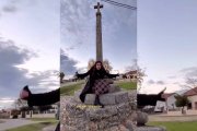 Alba Sáenz, historiadora y divulgadora salmantina, explica el significado de las cruces de término en un vídeo grabado junto a una de ellas en la entrada de un pueblo castellano.