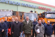 Gerardo Álvarez Courel y Roberto Aller, junto a operativos del servicio de vialidad invernal, durante la presentación de la campaña.