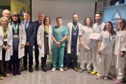 Arriba, miembros de Urgencias y cargos directivos del Hospital. Abajo, profesionales de Primaria.