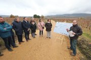 La consejera y otras autoridades, en la visita a Castropodame.