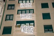 Los vecinos retirarán las pancartas reivindicativas que colocaron el pasado septiembre tras llegar a un acuerdo sobre Bodegas Armando.