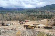 Maquinaria desplegada estos días para el remate de la restauración en la zona central de la cantera situada en Carucedo frente al mirador de Orellán.