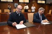 Marco Morala y José Luis Sanz Merino firmaron el protocolo de colaboración en el Ayuntamiento.