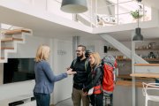 Un grupo de viajeros llega a un apartamento turístico
