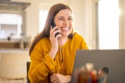 Una chica autónoma habla por teléfono