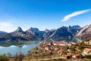 Vista general de Riaño con el embalse y la montaña leonesa al fondo, uno de los paisajes más reconocibles de la provincia.