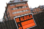 Cartel de alquiler de un piso en un barrio de Madrid.
