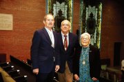 Vicente Gaudioso (izquierda), presidente de AVETCyL, con dos compañeros de la academia.